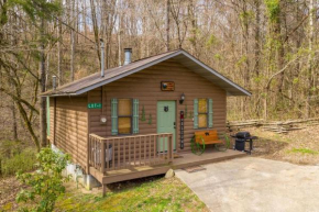 Bear Mountain Hollow-Get away from it all in a cozy cabin with a hot tub,arcade & deck close to town
